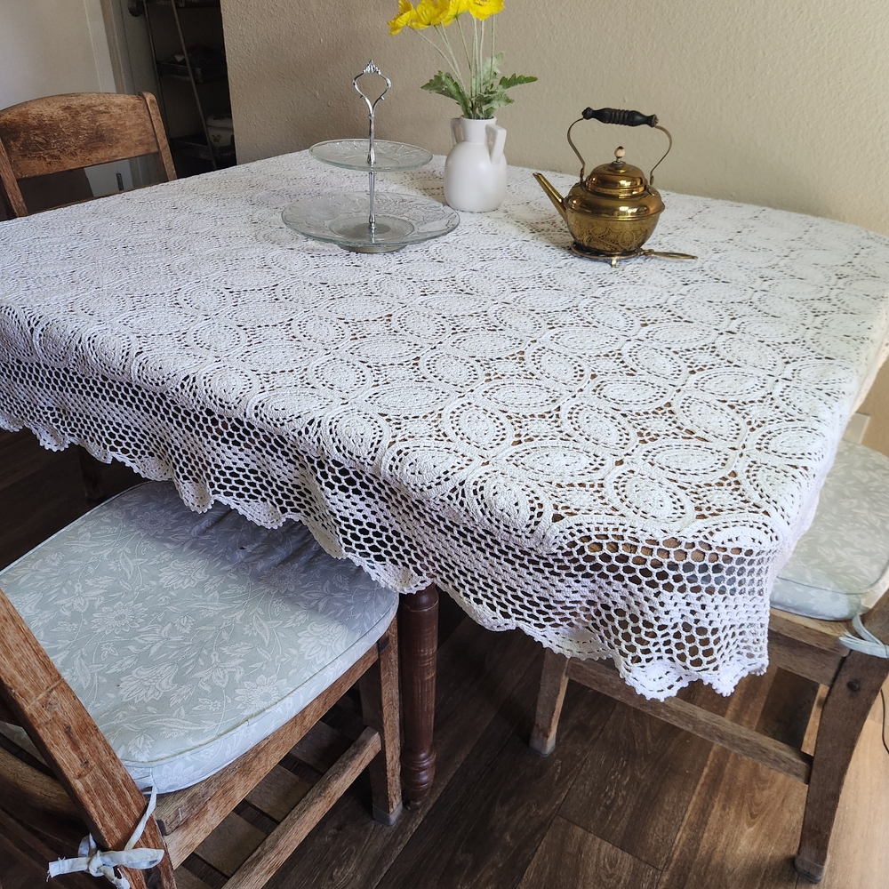 Vintage‎ 1970's white Tablecloth
